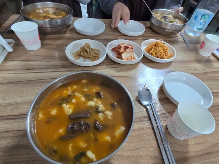 테이블에 차려진 음식들