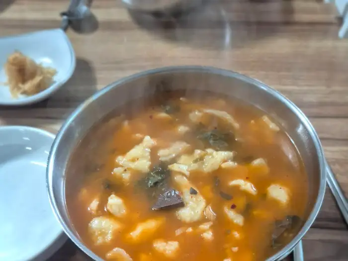 해장국 그릇과 숟가락