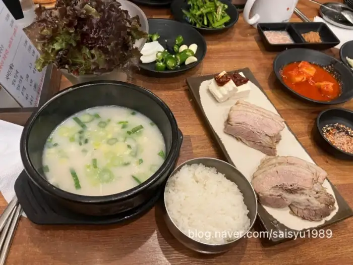 테이블에 차려진 한상차림, 돼지국밥, 보쌈백반, 밥, 김치 등