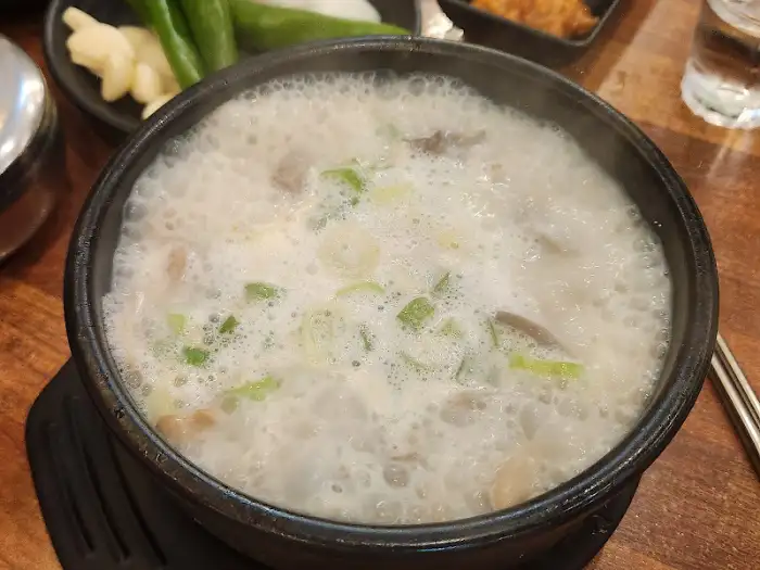 돼지국밥 육수의 모습