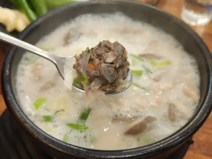 돼지국밥 속의 순대 조각