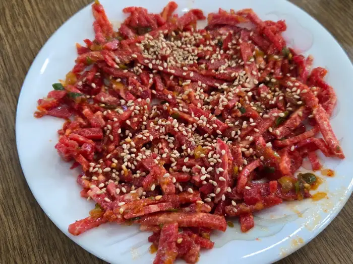 접시에 담긴 육회 상세