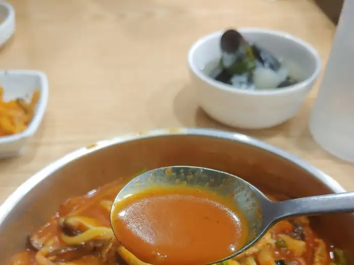 짬뽕 국물 한 숟갈 모습