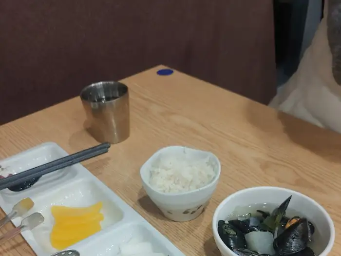 밥과 밑반찬, 소스 모습