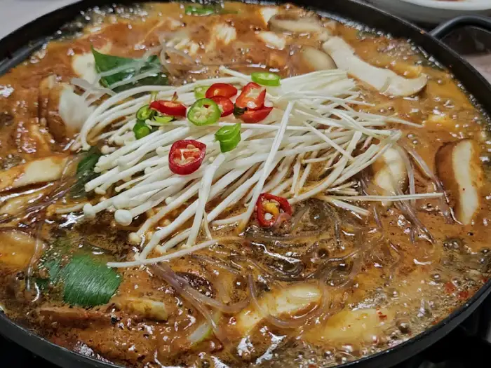 보글보글 끓고 있는 오리불고기