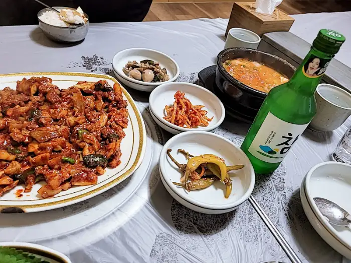 다양한 밑반찬과 오리불고기 한 상