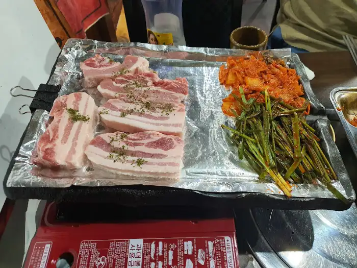생삼겹살, 부추, 김치