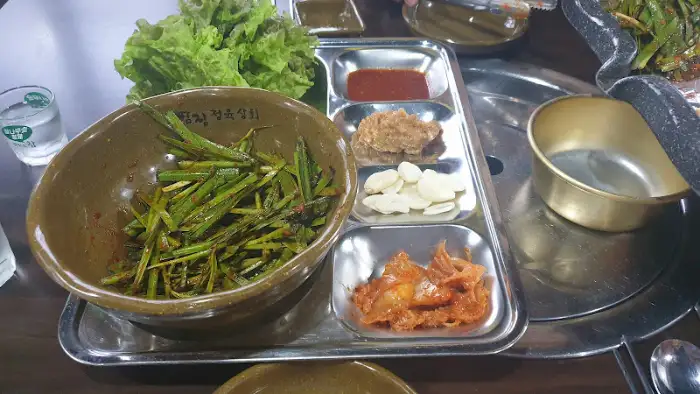 다양한 쌈 채소와 곁들임