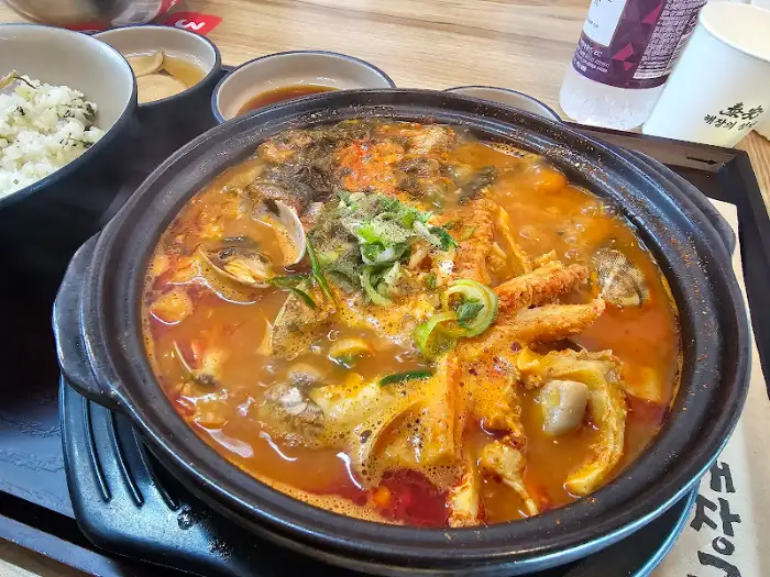 푸짐하게 담긴 해장국 클로즈업
