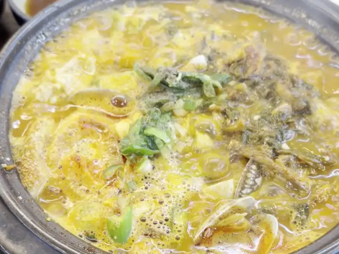 김이 모락모락 나는 해장국 내부 모습