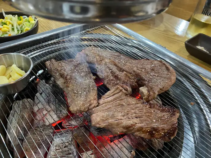 숯불 위에서 구워지고 있는 소고기
