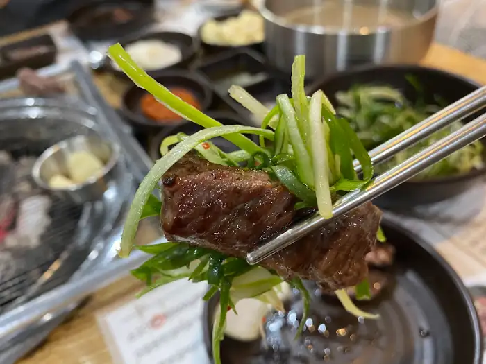파채와 함께 먹는 갈비살