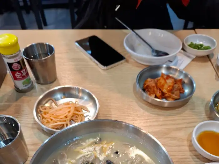 테이블 위에 놓인 반찬과 음료, 그리고 핸드폰