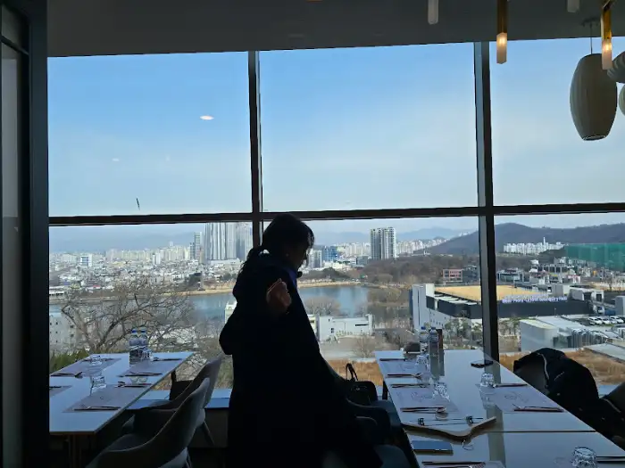 수성못 뷰 테이블
