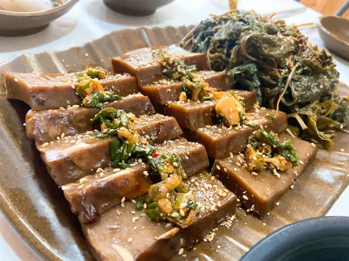 표고버섯과 도토리묵을 섞어 굳힌 묵