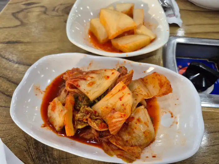 깔끔하게 담겨 나온 김치와 깍두기