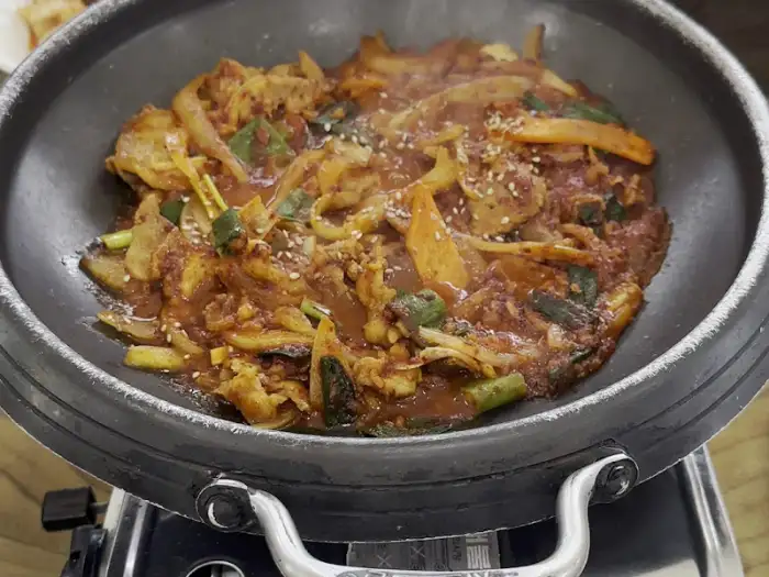 매콤한 양념에 볶아진 비주얼의 해물 볶음