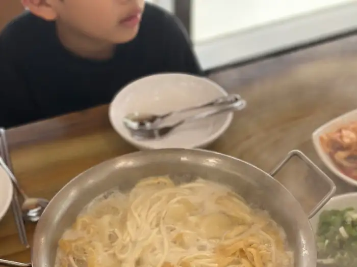 식사를 즐기는 아이의 모습