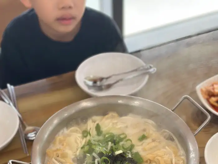 해물 칼국수 앞에서 즐거워하는 아이