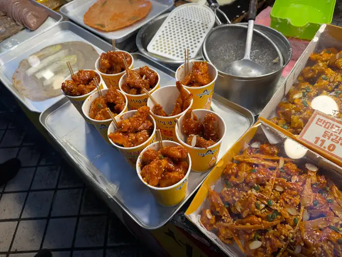 속초 중앙시장 닭강정 판매대
