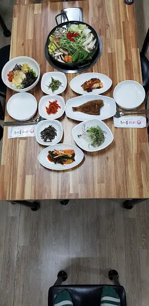버섯불고기 전골과 함께 나온 다양한 밑반찬들