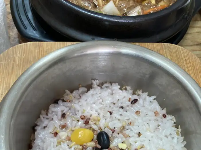 잡곡밥과 숭늉이 담긴 놋그릇.