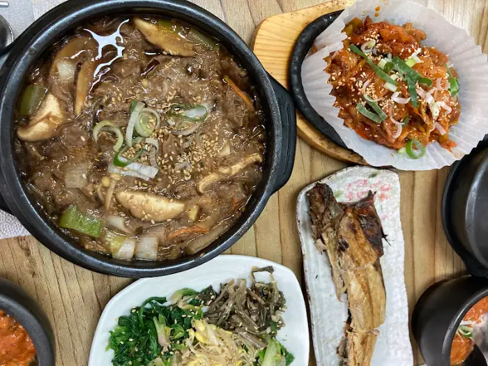 제육볶음, 고등어구이, 나물 무침 등이 푸짐하게 차려져 있다.