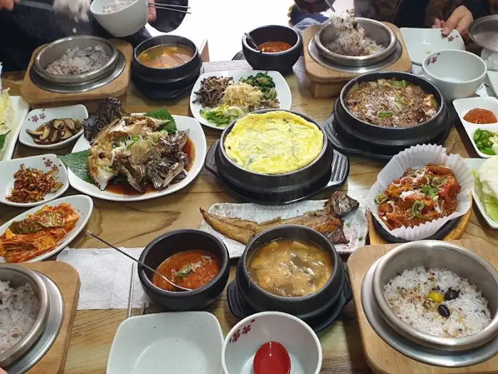 테이블 가득 차려진 푸짐한 한상차림.