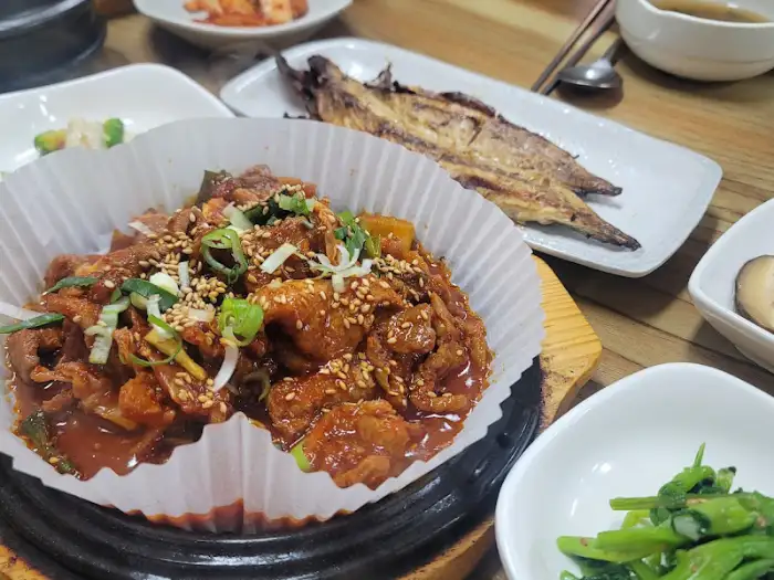 매콤달콤한 양념에 버무려진 제육볶음.