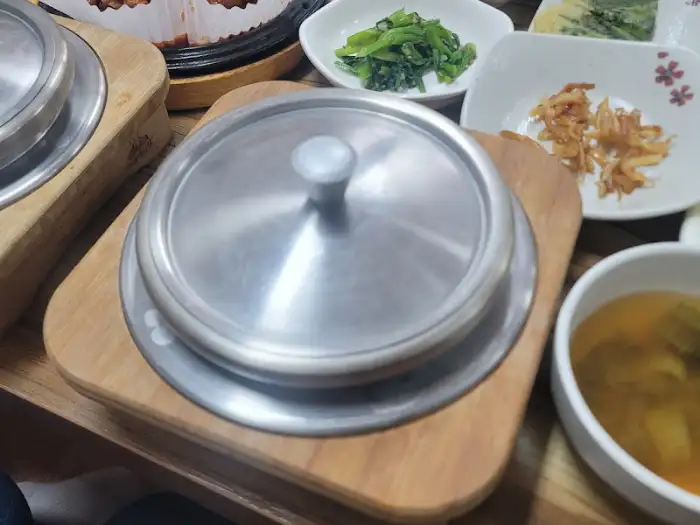 음식이 담겨 나올 놋그릇 뚜껑.
