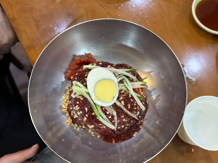 매콤한 양념이 곁들여진 비빔밀면