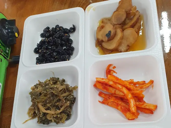 밑반찬 구성 사진