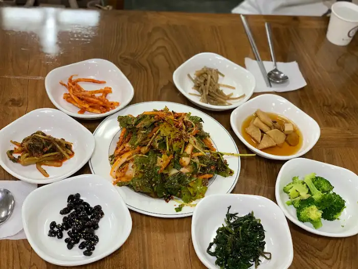 다양한 밑반찬과 메인 요리 사진