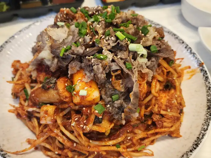 아구찜 위에 얹어진 푸짐한 소고기