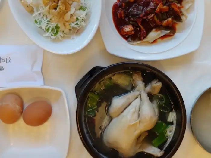 테이블에 차려진 푸짐한 한 상