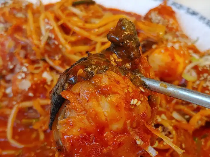 포크로 집어 올린 먹음직스러운 아구살