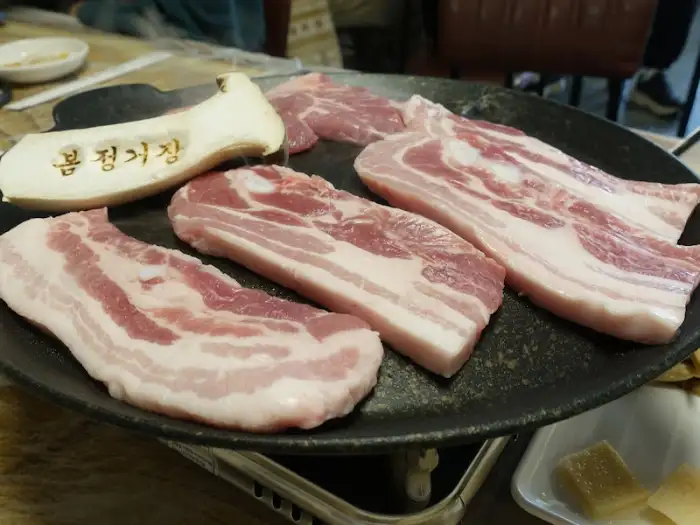두툼한 삼겹살과 표고버섯이 팬에 올라가 익고 있는 모습