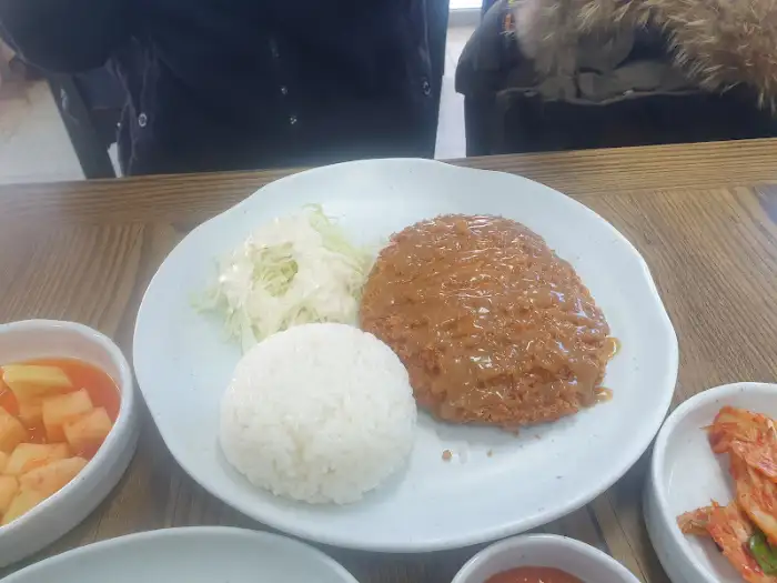 돈까스와 밥, 샐러드