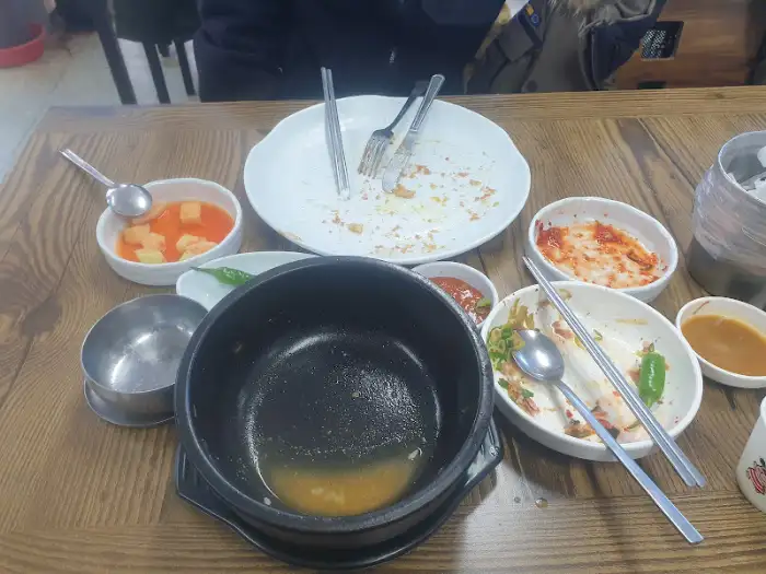 다 먹은 그릇과 식기