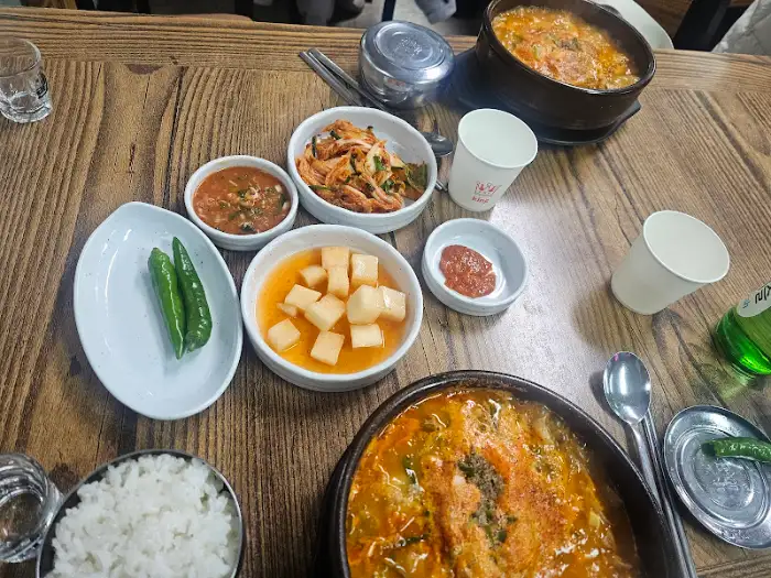 식사 테이블 전경