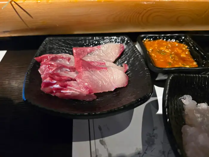 한 접시에 담긴 두툼한 숙성회