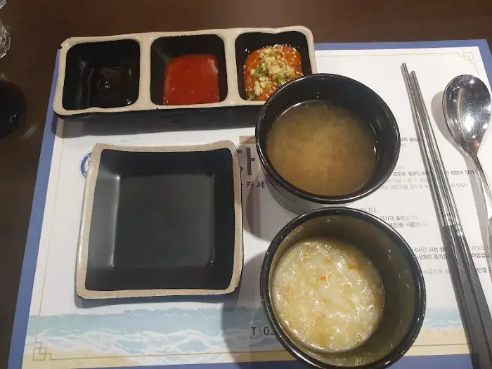 장국과 밥, 곁들임이 함께 나온 상차림