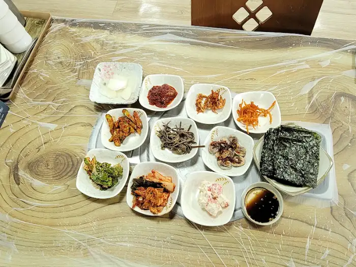다양한 반찬들이 차려진 푸짐한 한상