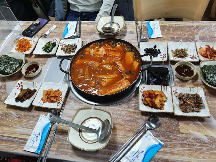 푸짐하게 차려진 밥상 전체 모습