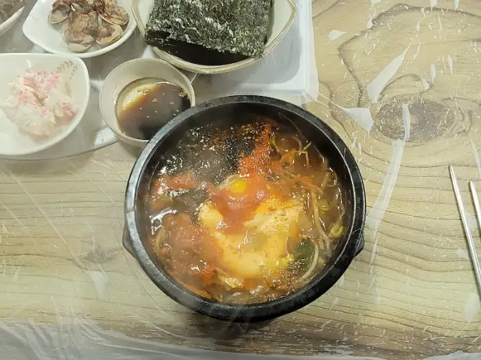 김과 간장이 곁들여진 콩나물해장국