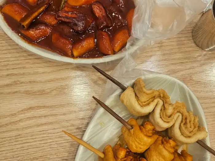 푸짐하게 담긴 떡볶이와 꼬치 오뎅