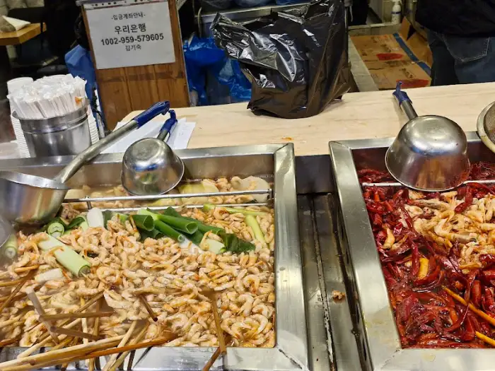 정갈하게 놓여 있는 분식 재료들