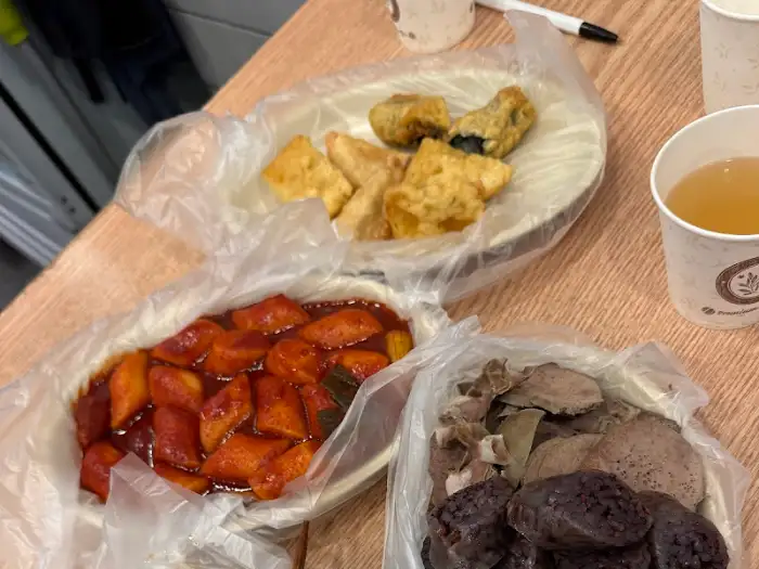 다양한 튀김과 떡볶이, 순대