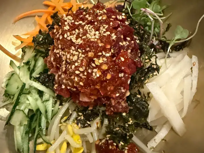 신선한 채소와 함께 플레이팅된 육회 비빔밥