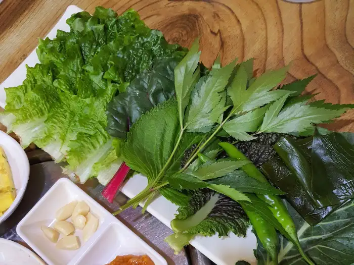 다양한 종류의 신선한 쌈 채소